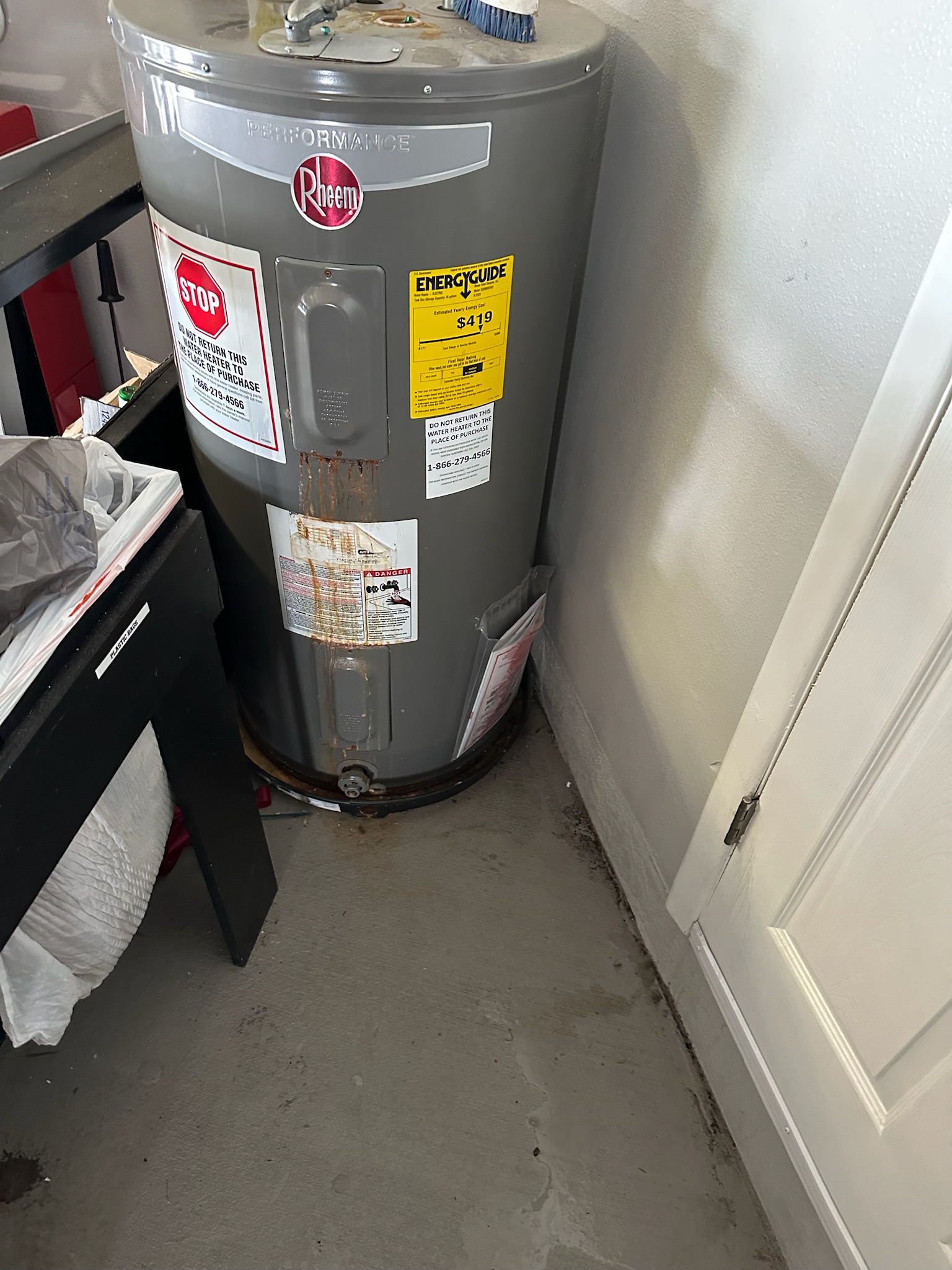 Rust stains on the top panel of a Palm Harbor water heater led to a false assumption that it was leaking.
